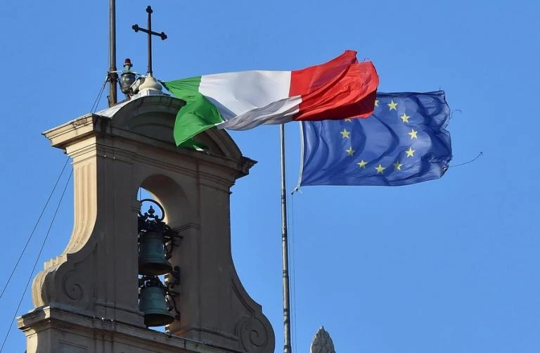 Τα σενάρια για «Italexit» προκαλούν σοκ – Γκρεμίζονται τα χρηματιστήρια – Σοβαρές επιπτώσεις στην εύθραυστη ελληνική οικονομία